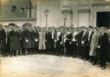Korporacja "Concordia" przed kościołem oo. Kapucynów w Lublinie