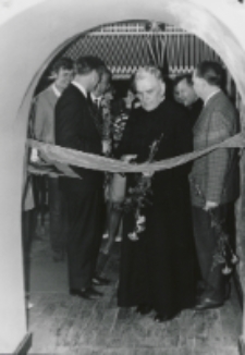 Otwarcie uniwersyteckiego klubu "KULUARY" przez rektora ks. Granata, wiosna 1970 r.