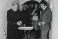 Ks. rektor Granat otwiera wystawę plakatu Mądzika, 1970 r.