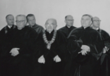Inauguracja roku akad. 1969/70 : od lewej: ks. dr T. Chodzidło, ks. doc. P. Pałka, ks. prof. J. Pastuszka : z tyłu od lewej prof. Cz. Zgorzelski, doc. Z. Sułowski, ks. dr S. Mazierski, prof. Cz. Strzeszewski.
