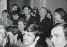 Immatrykulacja student&oacute;w I roku, październik 1970 : cieszymy się z przyznania nagr&oacute;d za dobre wyniki w nauce.