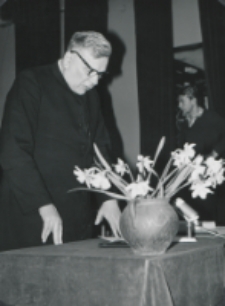 Wizyta msgr. A. Casaroli na KUL-u (2.III.1967) : powitanie przez ks. rektora W. Granata.