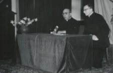 Wizyta msgr. A. Casaroli na KUL-u (2.III.1967) : przemawia msgr. A. Casaroli, tłumaczy ks. dr A. Deskur z Rzymu.