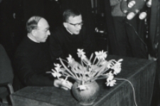 Wizyta msgr. A. Casaroli na KUL-u (2.III.1967) : prelegent w trakcie głoszenia referatu, następnie głos ma tłumacz.