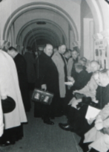 Wykłady dla duchowieństwa w latach 1965-1969 : Księża w korytarzu KUL
