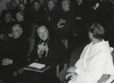 Wykłady dla duchowieństwa 1970 r. : Ks. kardynał Wyszyński podczas wykładów w towarzystwie ks. ks. rektorów