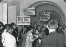 Promocje doktorskie, 25.X.1971 : młodzież wita "nowoupieczonego" doktora
