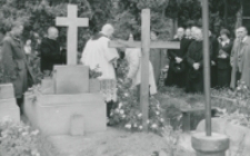 Składanie wieńc&oacute;w na grobach.