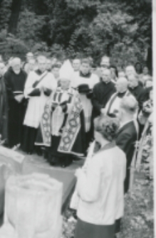 Składanie wieńc&oacute;w na grobach rektor&oacute;w, prof., pracownik&oacute;w, wychowank&oacute;w KUL.