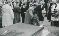 Złożenie wieńc&oacute;w na grobach.