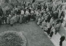 Ks. Prymas, Księża Biskupi, Senat Akadem. opuszczają Kości&oacute;ł.