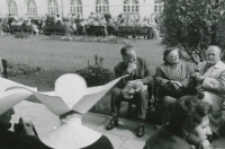 Wychowankowie KUL zgromadzeni na dziedzińcu.