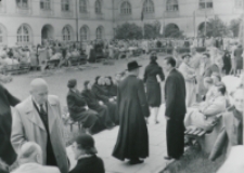 Wychowankowie KUL zgromadzeni na dziedzińcu.