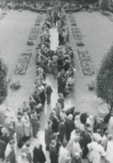 Uczestnicy nie mieszczący się w auli słuchali przem&oacute;wień przez megafony.