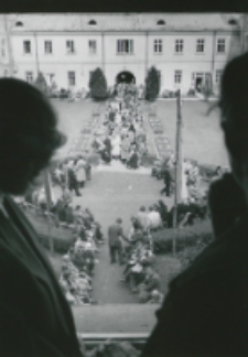 Uczestnicy nie mieszczący się w auli słuchali przem&oacute;wień przez megafony.