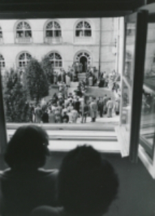 Uczestnicy nie mieszczący się w auli słuchali przem&oacute;wień przez megafony.