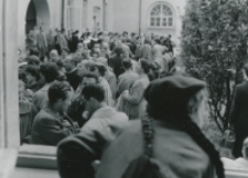 Uczestnicy nie mieszczący się w auli słuchali przem&oacute;wień przez megafony.