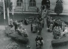 Uczestnicy nie mieszczący się w auli słuchali przem&oacute;wień przez megafony.