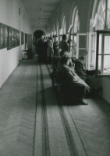 Część gości ulokowała się na korytarzach.