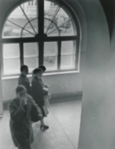 Część gości ulokowała się na korytarzach.