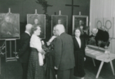 Ks. bp P. Kałwa i Państwo Wańkowiczowie zwiedzają wystawę 40-lecia.