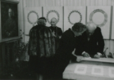 Ks. bp P. Kałwa i Państwo Wańkowiczowie zwiedzają wystawę 40-lecia.