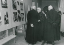 Zwiedzanie wystawy przez gości.