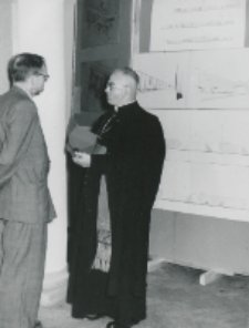 Ks. bp Z. Goliński w rozmowie ze swym kolegą z okresu uniwersyteckiego, a obecnie kustoszem biblioteki uniw. KUL - mgr. J. Wiślińskim.