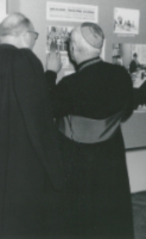 Zwiedzanie wystawy przez gości.