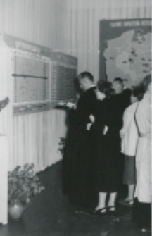 Zwiedzanie wystawy przez gości.