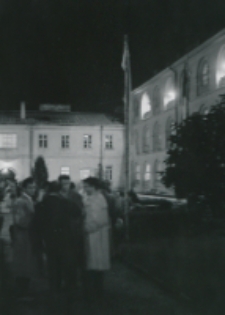 Dziedziniec w godzinach wieczorowych.