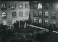 Dziedziniec w godzinach wieczorowych.