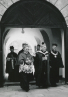 Część 2: Tydzień Katolickiego Uniwersytetu Lubelskiego 31. V. - 7. VI. 1964 r. : J. E. Ks. Bp H. van Waeyenbergh w towarzystwie Ks. Bp P. Kałwy i Prof. Z. Papierkowskiego...