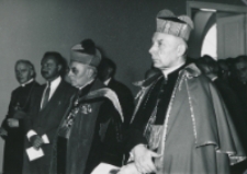 Część 2: Tydzień Katolickiego Uniwersytetu Lubelskiego 31. V. - 7. VI. 1964 r. : J. Em. Ks. Prymas, Ks. Abp H. van Waeyenbergh, w głebi Sekretarz ambasady belgijskiej oraz Ks. Klepacz.