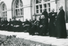 Wykłady dla duchowieństwa 1966 - Uczestnicy wykładów na dziedzińcu