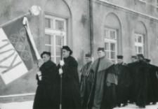 Inauguracja roku akademickiego 1965/1966 : ... w drodze do auli uniwersyteckiej