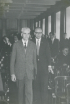 Pobyt prof. A. Joberta na KUL - 4.X.1965 r. : prof. A. Jobert (od lewej) z prof. J. Kłoczowskim w auli KUL
