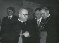 Wejście do Auli : J. E. Ks. Abp Bolesław Kominek i J. E. Ks. Bp Ablewicz.