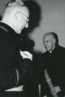 Wręczanie dyplom&oacute;w : ... Ks. Prof. Niećko, pierwszemu powojennemu Dyr. TP KUL.