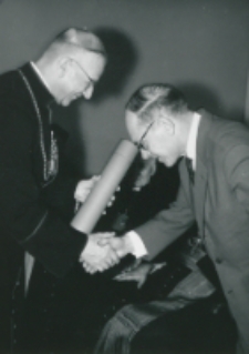 Wręczanie dyplom&oacute;w : ... Dr. M. Nagnajewiczowi ...