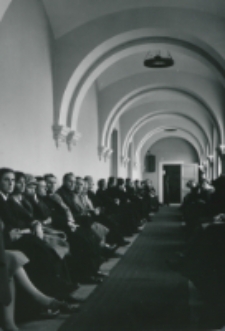 [Program uroczystości zakończony został wykładem inauguracyjnym wygłoszonym przez Ks. doc. Edwarda Kopcia - a wysłuchanym z dużym zainteresowaniem przez słuchaczy zgromadzonych w auli ...] ... oraz na zradiofonizowanym holu ...