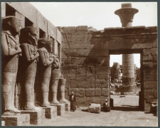 Karnak. Cour du temple de Ramses III