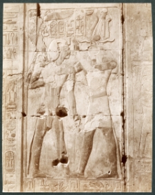 Abydos. Horus fils Osiris met la coiffure à Seti