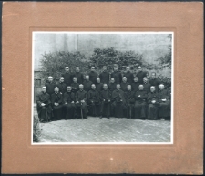 Grupa księży, wśród nich ks. Eugeniusz Dąbrowski