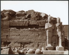 Karnak. Statues et cartouches de Thouthmes