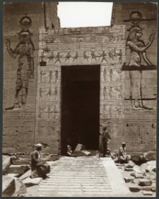Phylae. L'entree du temple