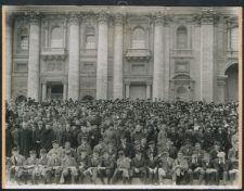 Fotografje pielgrzymki młodzieży polskiej w roku jubileuszowym 1925 przed bazyliką św. Piotra w Rzymie