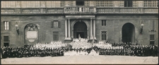 Fotografje pielgrzymki młodzieży polskiej w roku jubileuszowym 1925 na dziedzińcu watykańskim w Rzymie
