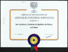 [Dyplom nadania prezydentowi Rzeczpospolitej Polskiej Lechowi Wałęsie tytułu członka honorowego przez Portugalskie Stowarzyszenie Przemysłowe].